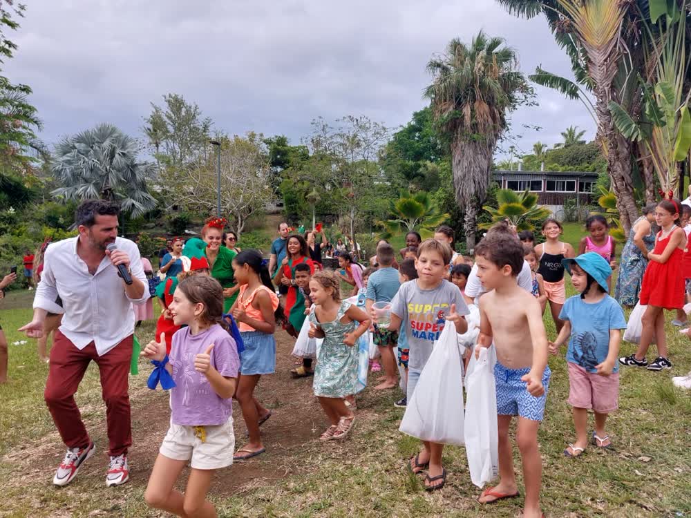Animations de Noël pour enfants en plein air à La Réunion avec cadeaux et animateurs
