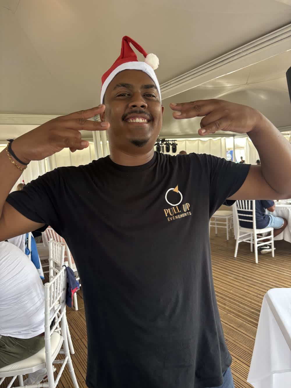 Animateur Pull Up Événements en bonnet de Noël lors d'un arbre de Noël d'entreprise 974