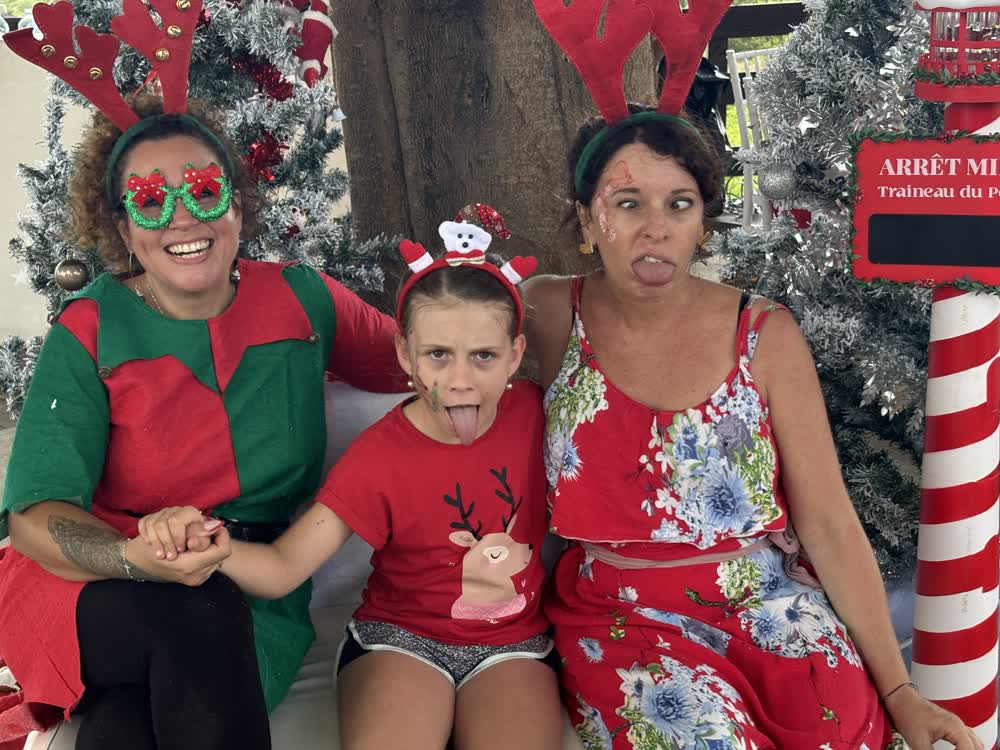 Famille déguisée en lutins au photobooth d'un arbre de Noël d'entreprise à La Réunion