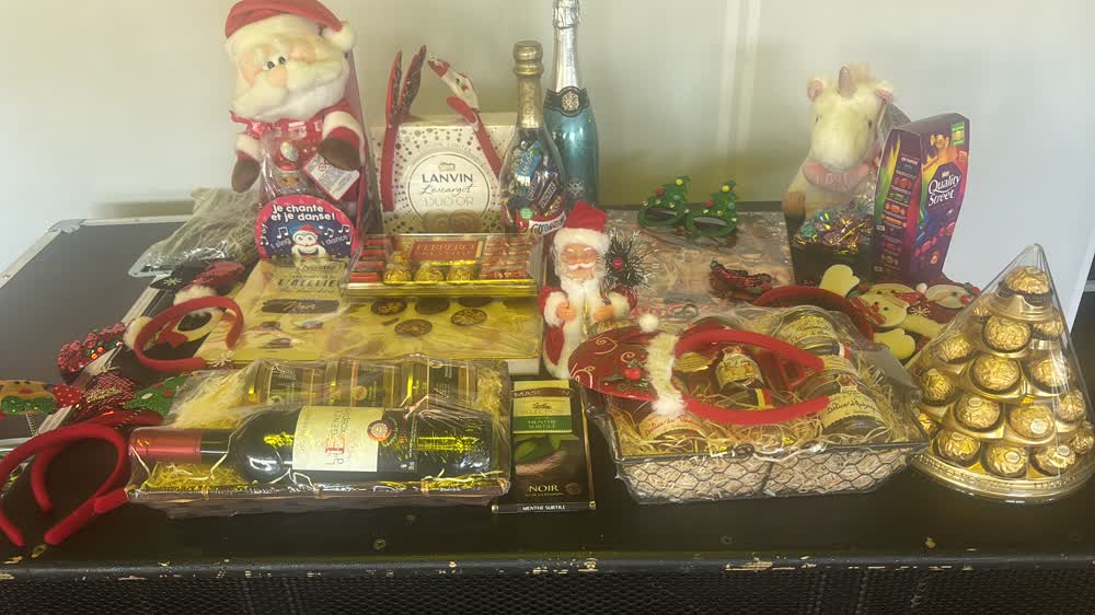 Buffet de gourmandises et chocolats de Noël pour un arbre de Noël d'entreprise à La Réunion