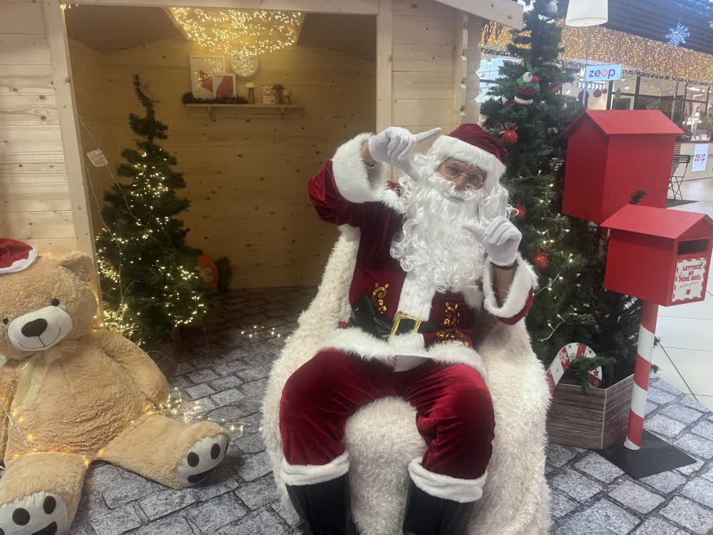 Chalet du Père Noël installé pour un arbre de Noël d'entreprise à La Réunion