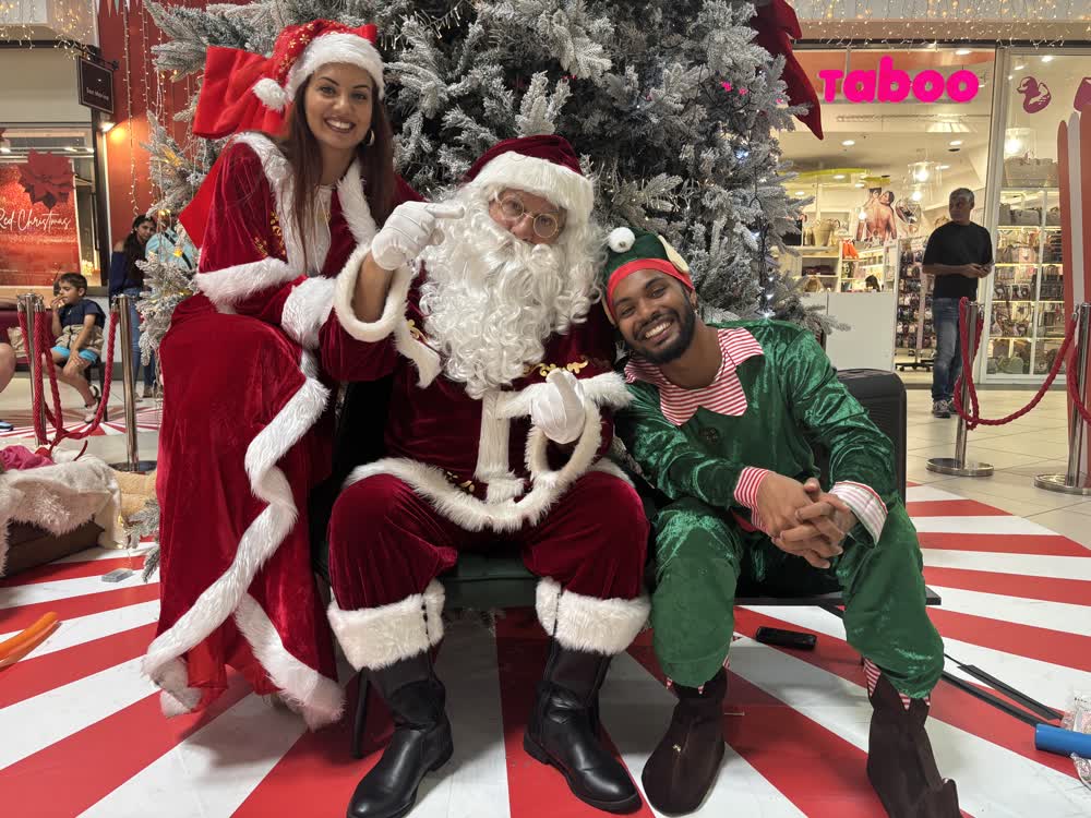Père Noël, Mère Noël et lutin de la brigade de Noël Pull Up en animation à La Réunion