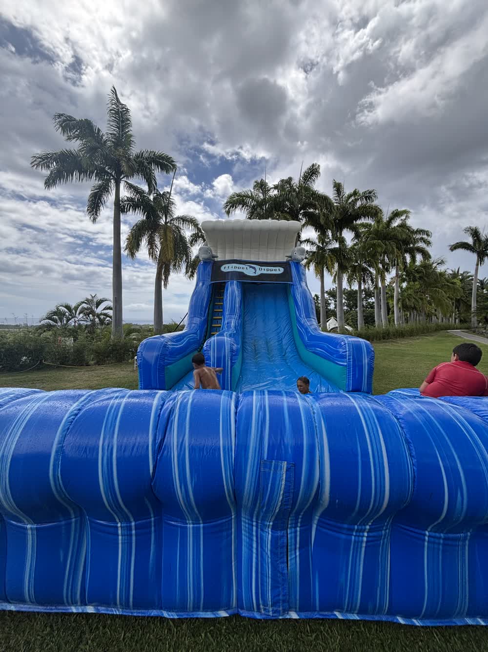 Structures gonflables dans un jardin tropical pour un arbre de Noël d'entreprise à La Réunion, par Pull Up Événements